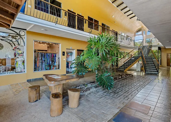 - 1 Mi To Hotel Tamarindo